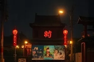 《雾港来信》封面:浓雾笼罩的港口灯塔与一艘停靠的渔船