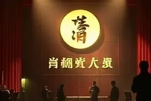 《云端邮差》封面:穿行在云层之间的缆车与挂满邮包的支架