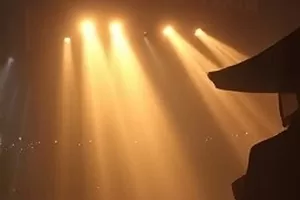 《白噪音》封面:下雨天的旧书店落地窗与一杯冒着热气的咖啡
