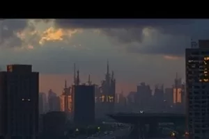 《七月的旧相机》封面:摊在桌上的胶片相机与一排冲洗出来的照片