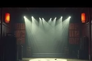 《纸风车》封面:操场上被风掀起的一排彩色纸风车与远处秋千